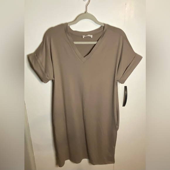 Zenana Rolled Short Sleeve V-Neck Dress with Pockets. Mocha. Size Small - Picture 2 of 7